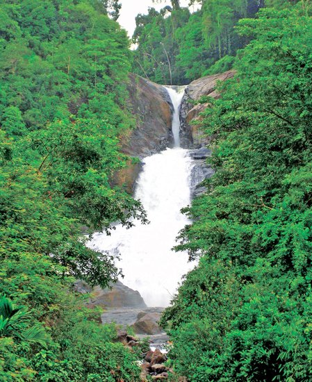 Bopath Ella Waterfall
